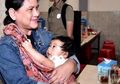 Tak Hanya Ibu Iriana, Artis-artis Ini Pun Tampil Anggun Menggendong Bayi Dengan Kain Jarik