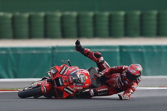 Pembalap Ducati Lenovo, Francesco Bagnaia saat terjatuh di MotoGP Emilia Romagna 2021.