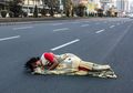 Tidur Sampai Cuci Baju di Tengah Jalan, Deretan Foto Kreatif Jakarta Sepi Saat Lebaran