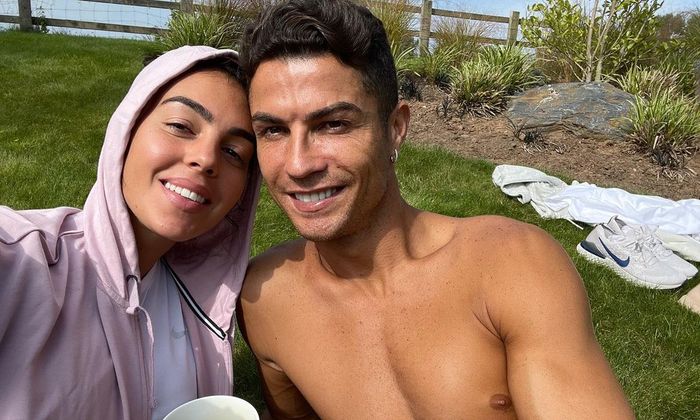 Georgina Rodriguez dan Cristiano Ronaldo berjemur di Kota Manchester, Inggris.