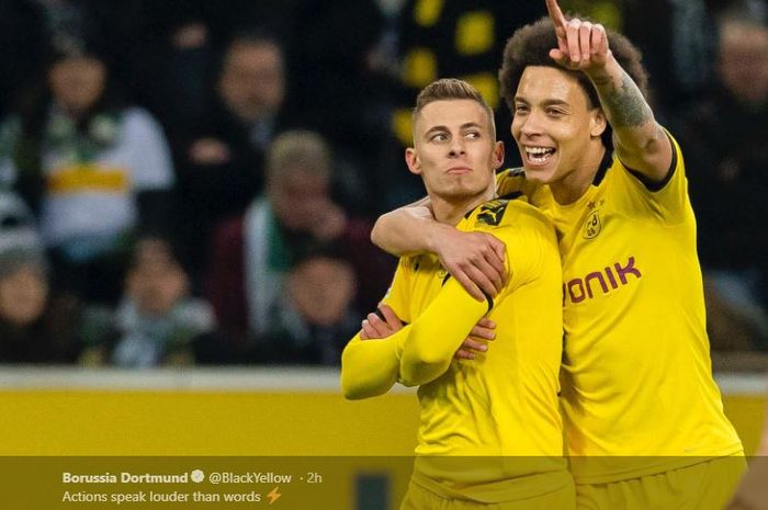Penyerang Borussia Dortmund, Thorgan Hazard (Kiri), melakukan selebrasi bersama Axel Witsel setelah mencetak gol ke gawang Gladbach di laga pekan ke-25 Bundesliga 2019-2020.