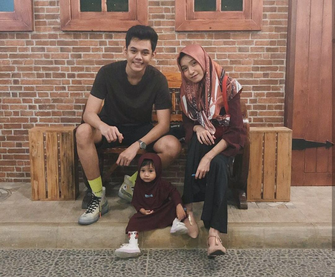 Oura bersama anak dan istrinya, Aaleyah dan Tiora