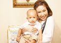 Awasi Si Kecil Sedang Bermain, Penampilan Suami Ayu Dewi Jadi Sorotan
