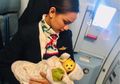 Seorang Pramugari Menyusui Bayi Orang Asing Karena Menangis Kelaparan, Begini Reaksi Warganet!