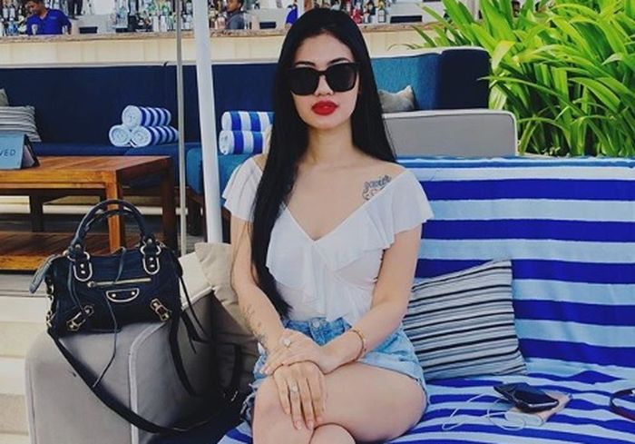 Della Perez tunjukkan tas balenciaga seharga puluhan juta saat liburan ke Bali