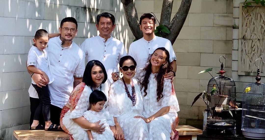 Ikut Rayakan Idul Fitri 1440 H Bersama Keluarga Dimas Anggara Begini Potret Nadine Chandrawinata Pakai Kaftan Semua Halaman Nakita Ikut Rayakan Idul Fitri 1440 H Bersama Keluarga Dimas Anggara Begini Potret Nadine Chandrawinata Pakai Kaftan Semua Halaman Nakita