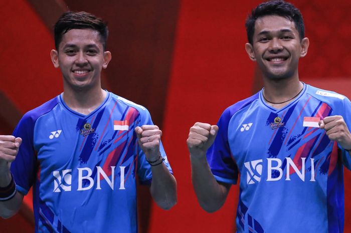 Pasangan ganda putra Indonesia, Fajar Alfian/Muhammad Rian Ardianto, berpose setelah menang pada laga kedua grup BWF World Tour Finals 2022 di Nimibutr Stadium, Bangkok, Kamis (8/12/2022).