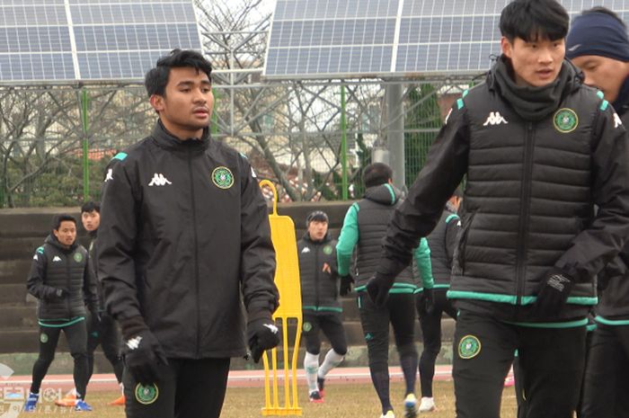 Pemain muda Indonesia, Asnawi Mangkualam telah tiba di Pula Jeju untuk menyusul rekan-rekannya di Ansan Greeners melakukan pemusatan latihan pada Kamis (18/2/2021) sore waktu setempat.