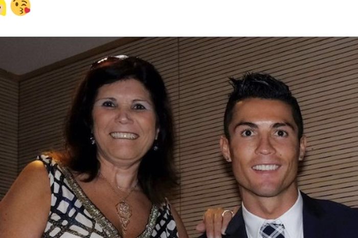 Cristiano Ronaldo bersama ibunya Dolores Aveiro. 