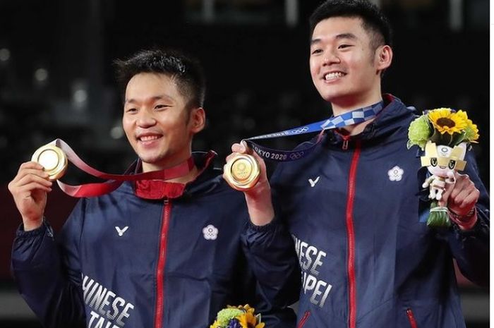 Ganda putra Taiwan, Lee Yang/Wang Chi-lin sedang berpose memamerkan medali emas Olimpiade Tokyo 2020.