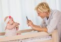 Benarkah Flash Kamera Berbahaya untuk Mata Bayi? Ini Penjelasannya