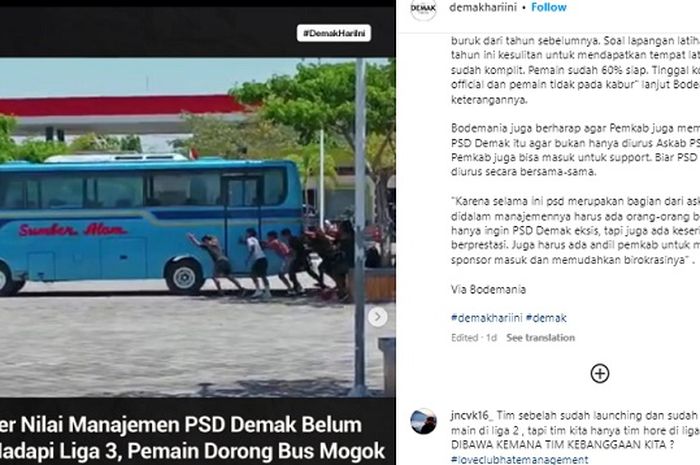 Para pemain PSD Demak yang mendorong bus mereka yang mogok saat akan berangkat ke tempat pertandingan.