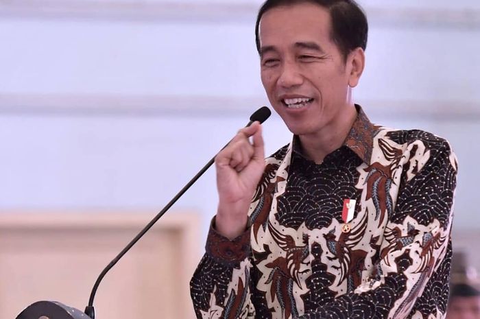 Foto Jokowi Duduk Bersimpuh di Samping Kursi Roda Istri Wapres Usai Salat Jumat Jadi Sorotan
