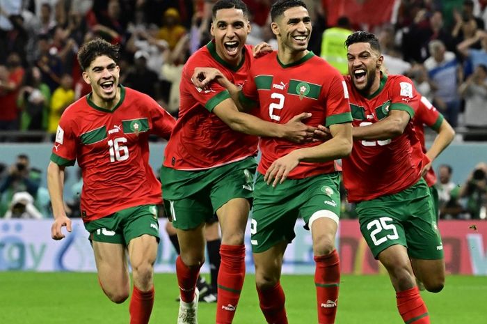 Achraf Hakimi (2) cetak penalti Panenka dalam duel timnas Maroko vs Spanyol di babak 16 besar Piala Dunia 2022 di Education City Stadium (6/12/2022).