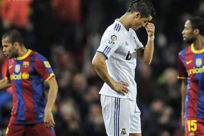 Cristiano Ronaldo saat terlibat kekalahan dalam laga el clasico antara Barcelona vs Real Madrid pada 2010.