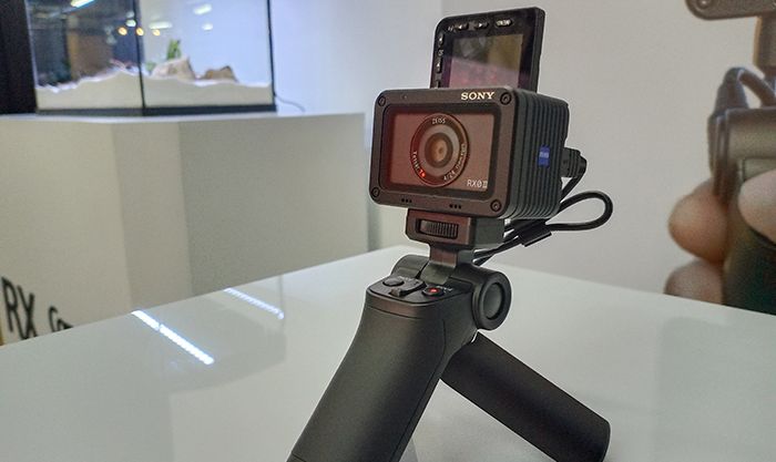 Kamera Sony RX0 II dengan Grip Sony