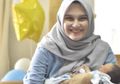 Bantu Menjaga Bayinya, Suami Zee Zee Shahab Malah Ajak Main PS
