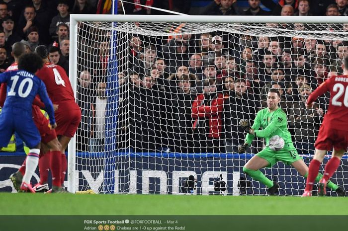 Kiper Liverpool, Adrian San Miguel, melakukan blunder yang berakibat tercipta gol pemain Chelsea, Willian, dalam partai Piala FA, 3 Maret 2020.