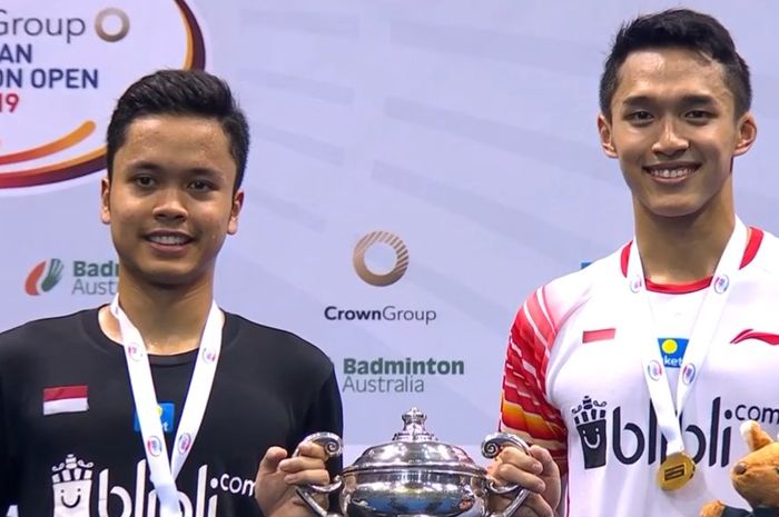 Tunggal putra Indonesia, Anthony Sinisuka Ginting (kiri) dan Jonatan Christie (kanan) di podium Australian Open 2019.