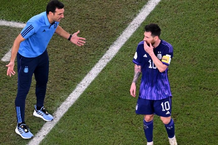 Lionel Scaloni berbicara kepada Lionel Messi dalam duel timnas Argentina vs Polandia di Piala Dunia 2022 di Stadion 974, Doha (30/10/2022).