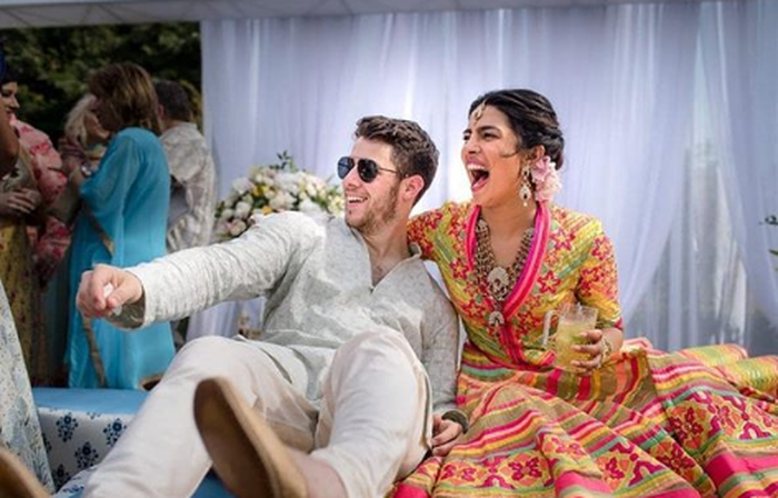 Nick Jonas dan Priyanka Chopra saat upacara mahendi