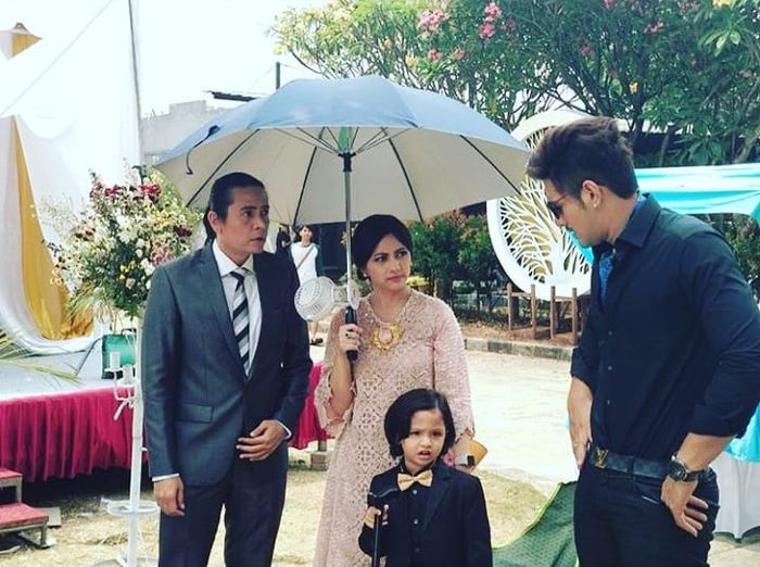 Teuku Ryan tampil dengan rambut gondrong