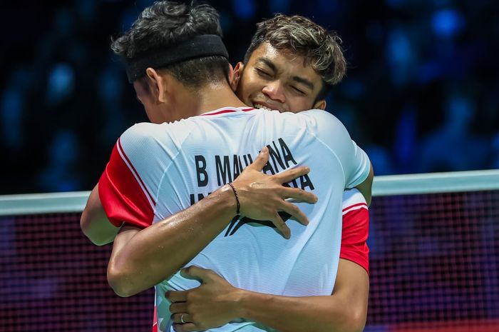Pasangan ganda putra Indonesia, Muhammad Shohibul Fikri/Bagas Maulana, merayakan kemenangan pada All England Open 2022 di Utilita Arena, Birmingham, Inggris, Minggu (20/3/2022).