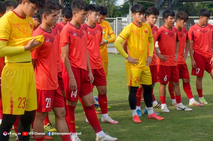 Pemain timnas U-19 Vietnam saat menjalani latihan jelang laga perebutan juara ketiga melawan Thailand di ajang Piala AFF U-19 2022.