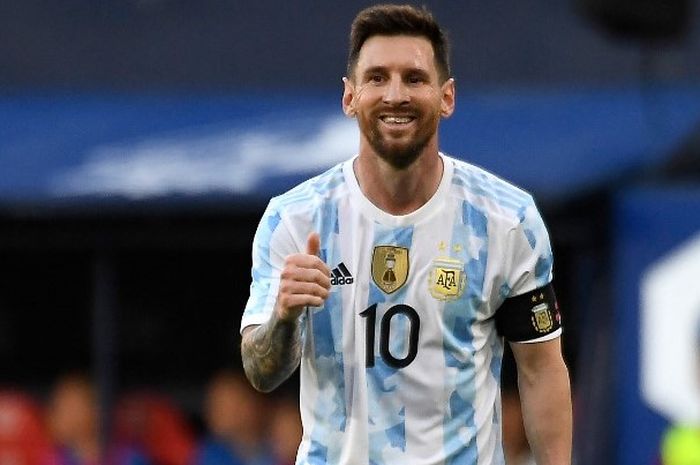 Lionel Messi dalam laga uji coba Argentina vs Estonia di Stadion El Sadar, Minggu (5/6/2022).