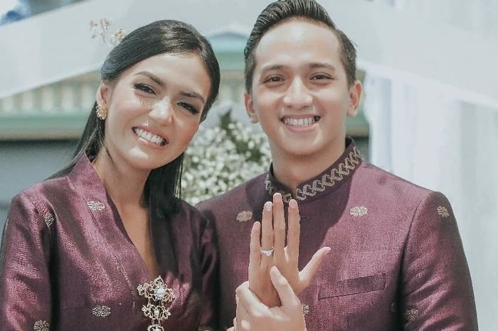 Momen Ge Pamungkas dan Kyku saat bertunangan