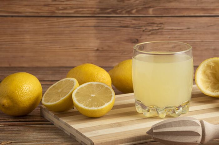 10 manfaat ini akan kamu rasakan jika rutin minum air lemon