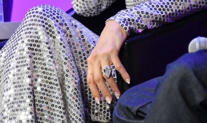 Cincin Paris Hilton