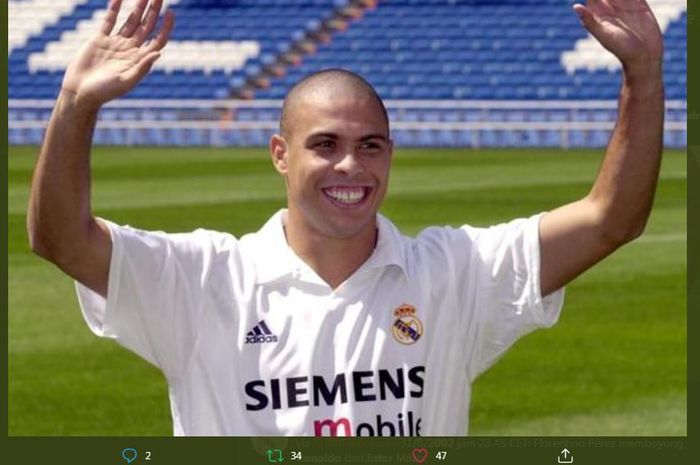 Ronaldo Nazario saat diperkenalkan sebagai pemain Real Madrid pada 2002.