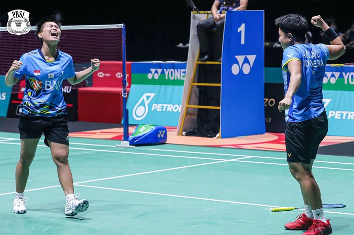 Apriyani Rahayu/Siti Fadia Silva Ramadhanti berselebrasi usai memastikan gelar juara Malaysia Open 2022, di Axiata Arena, Kuala Lumpur, Malaysia, Minggu (3/7/2022).