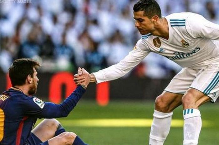 Cristiano Ronaldo menolong Lionel Messi dalam momen partai el clasico antara Real Madrid dan Barcelona. 