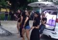Beri Penghormatan Terakhir, Gadis ini Justru Lakukan Tarian Seksi untuk Mengirim Jenazah ke Surga