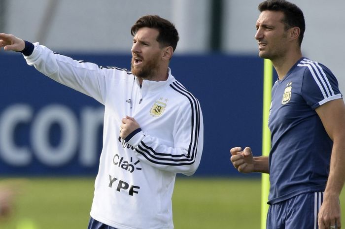 Lionel Messi (kiri) berbicara dengan pelatih timnas Argentina, Lionel Scaloni, dalam sesi latihan di Moscow (11/6/2018).