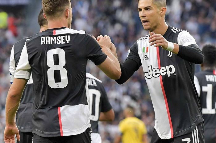 Pemain Juventus, Cristiano Ronaldo dan Aaron Ramsey merayakan gol yang dicetaknya ke gawang Hellas Verona di laga pekan keempat Liga Italia