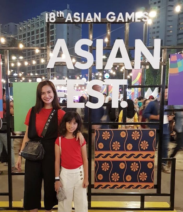 Ersa bersama anak di Asian Fest