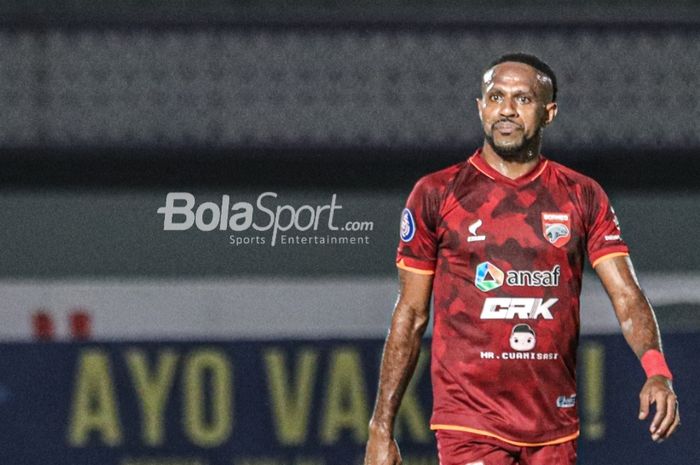 Penyerang Borneo FC, Boaz Solossa, sedang bertanding dalam laga pekan keempat Liga 1 2021 di Stadion Indomilk Arena, Tangerang, Banten, 23 September 2021.