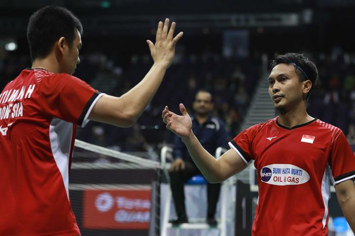 Pasangan ganda putra Indonesia, Mohammad Ahsan/Hendra Setiawan, bersiap melakukan tos seusai memenangi pertandingan atas Goh V Shem/Tan Wee Kiong (Malaysia) pada perempat final Singapore Open 2019.
