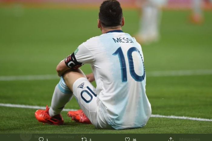 Kapten timnas Argentina, Lionel Messi, terduduk dalam duel kualifikasi Piala Dunia 2022 kontra Paraguay, 12 November 2020.