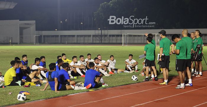 Para pemain timnas Indonesia sedang mendengar intruksi dari Shin Tae-yong dan jajaran tim pelatih di Stadion Madya, Senayan, Jakarta, 11 Mei 2021.