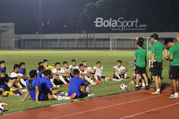 Para pemain timnas Indonesia sedang mendengar intruksi dari Shin Tae-yong dan jajaran tim pelatih di Stadion Madya, Senayan, Jakarta, 11 Mei 2021.