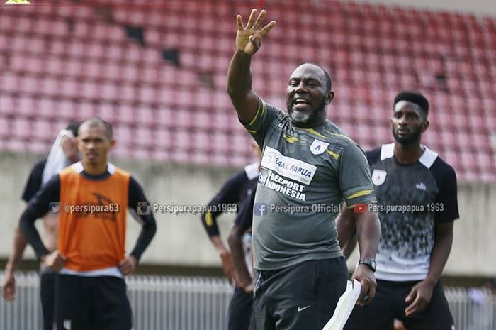 Pelatih Persipura Jayapura, Jacksen F Tiago, saat memimpin latihan tim di Stadion Mandala, Jayapura.