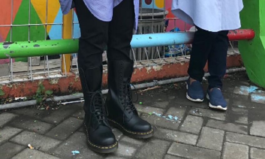 Sepatu Docmart yang dikenakan Ibu Risma.