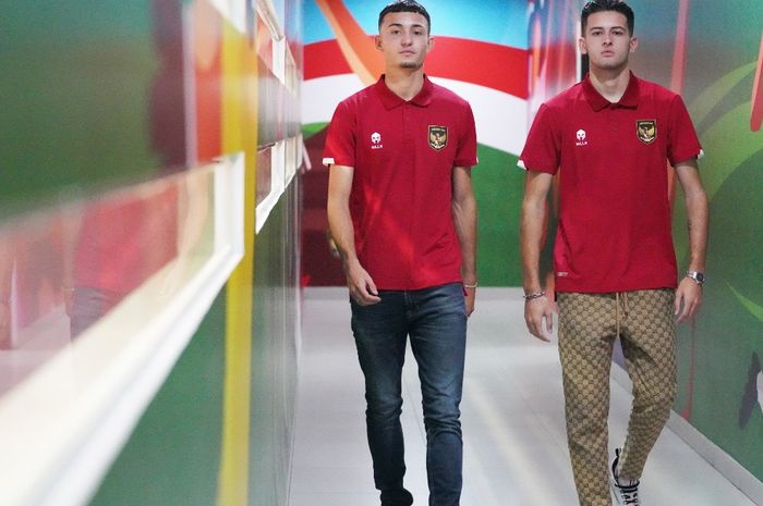 Dua calon pemain naturalisasi timnas U-20 Indonesia Ivar Jenner dan Justin Hubner saat berada di kantor PSSI, Senin (24/10/2022).