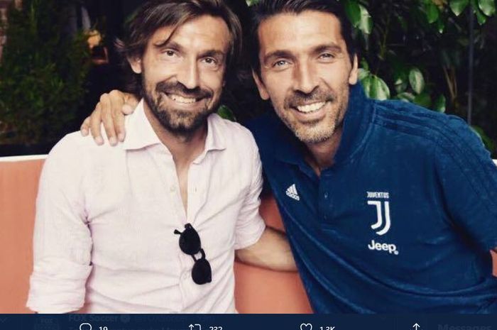 Gianluigi Buffon berpose dengan Andrea Pirlo, yang kini menjadi pelatih Juventus.