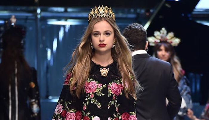 

Gadis berusia 22 tahun ini menduduki urutan ke 36 pemegang tahta.