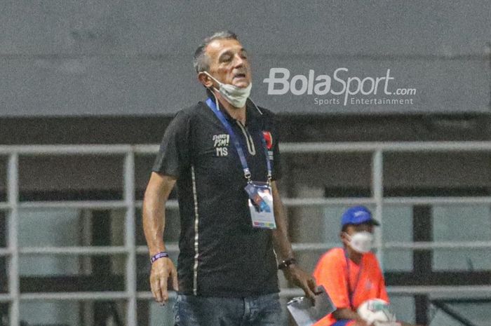 Pelatih PSM Makassar, Milomir Seslija, sedang memantau para pemainnya dalam laga pekan pertama Liga 1 2021 di Stadion Pakansari, Bogor, Jawa Barat, 5 September 2021.